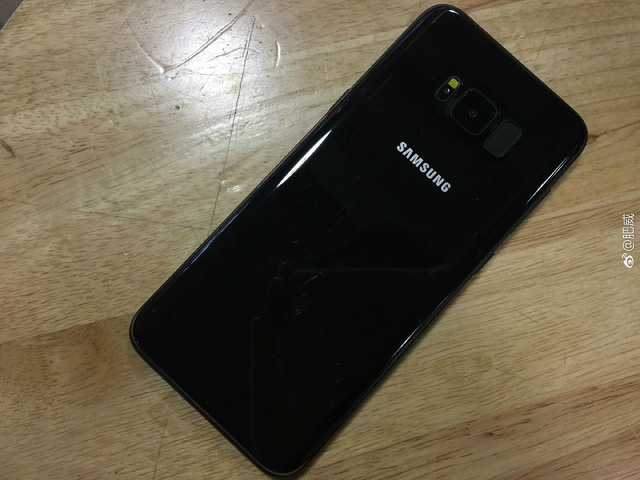 alleged-galaxy-s8-in-a-shiny-black-chassis-10-1489667372720