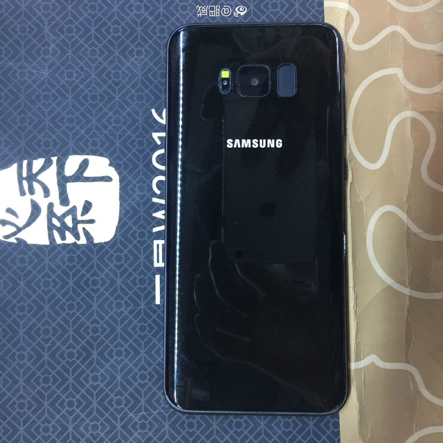 alleged-galaxy-s8-in-a-shiny-black-chassis-4-1489667372726