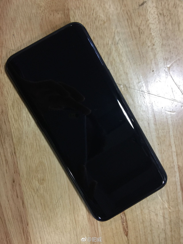 alleged-galaxy-s8-in-a-shiny-black-chassis-7-1489667372723