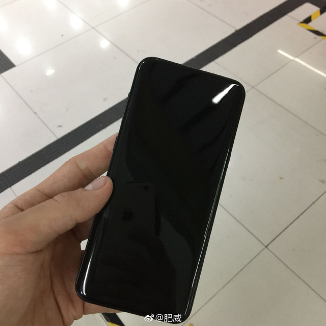 alleged-galaxy-s8-in-a-shiny-black-chassis-8-1489667372722