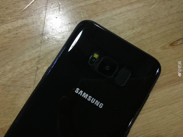 alleged-galaxy-s8-in-a-shiny-black-chassis-9-1489667372721