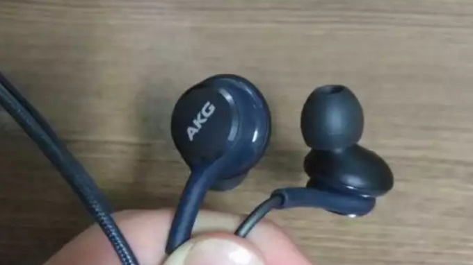 s8-akg-earphones-header