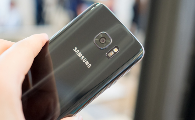 Galaxy S7 được bo cong mềm mại