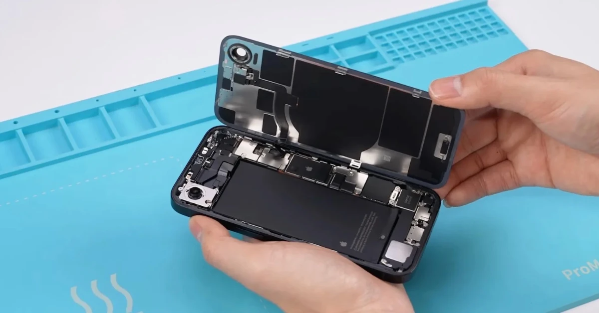 'Mổ bụng' iPhone 16e: Dễ sửa chữa và thay pin hơn!