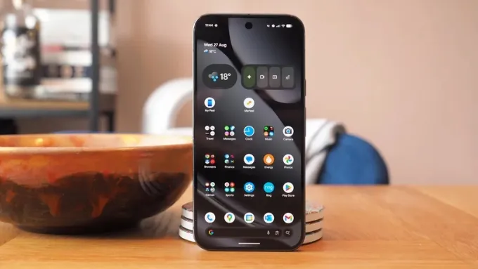 Xiaomi vượt trội về độ sáng và kích thước, phù hợp xem nội dung giải trí, còn Pixel mang lại trải nghiệm mịn màng hơn