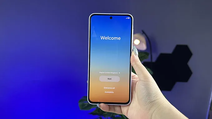 Cả hai điện thoại Galaxy A37 5G và Redmi Note 15 Pro 4GB đều sử dụng tấm nền AMOLED 120Hz