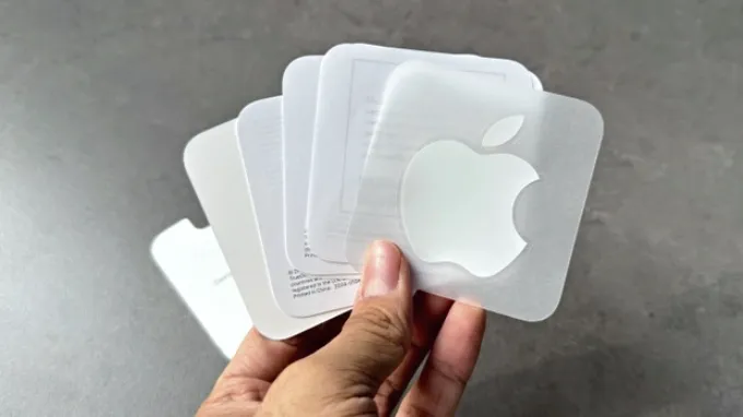 Sticker trong hộp iPhone 15 Pro Max