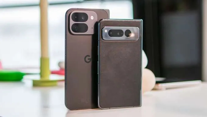 So sánh Google Pixel 10 Pro Fold và Galaxy Z Fold 7 về ngôn ngữ thiết kế