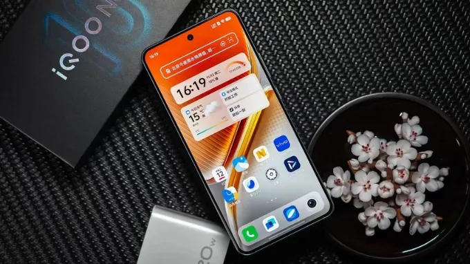 iQOO Neo 10 có độ sáng màn hình vượt trội hơn
