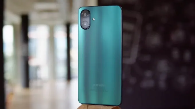 Samsung Galaxy A07 mỏng và nhẹ hơn đáng kể, cầm gọn tay