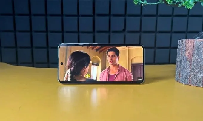 So sánh Realme 15 và Realme 15T về màn hình
