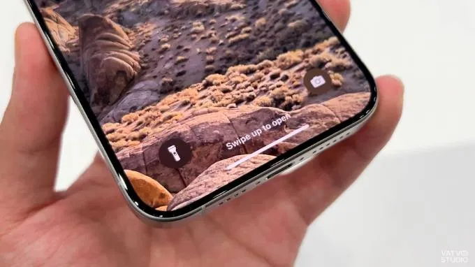 Cận cảnh viền màn hình siêu mỏng trên iPhone 15 Pro Max