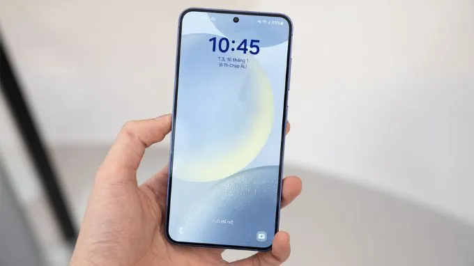 Màn hình Samsung S24 Plus lớn hơn OPPO Find X8