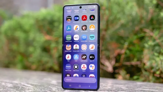 So sánh Samsung Galaxy S26 Ultra và Galaxy Z Flip 7 về độ hiển thị
