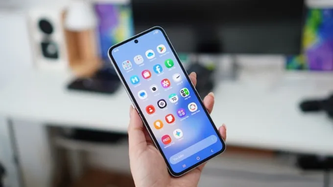 Galaxy Z Flip 8 mang đến cải thiện đáng chú ý ở cả 2 màn hình