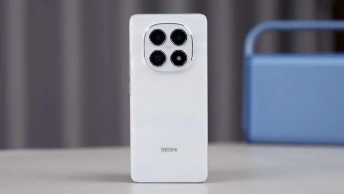 Qua việc so sánh Redmi 15 4G và Redmi Note 15 5G, mỗi máy đều sở hữu kiểu dáng hiện đại, sang trọng