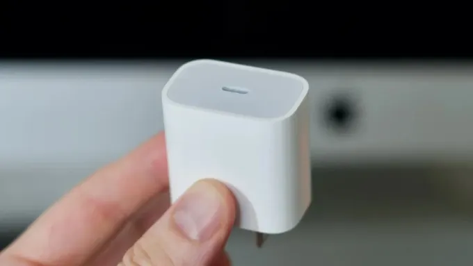 Củ sạc iPhone 20W chính hãng có trọng lượng nặng, cầm rất đằm tay, khoảng 70-80 gram nhờ linh kiện bên trong chất lượng cao