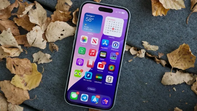 iPhone 16 trang bị màn hình 6.1 inch Super Retina XDR OLED sắc nét hơn với mật độ điểm ảnh 460ppi (2556 x 1179