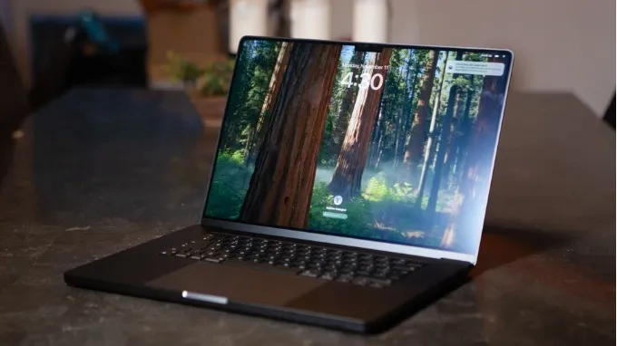 Kích thước của MacBook Pro M5 so với M4