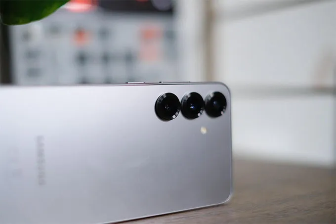 Samsung Galaxy S25 trang bị ba camera