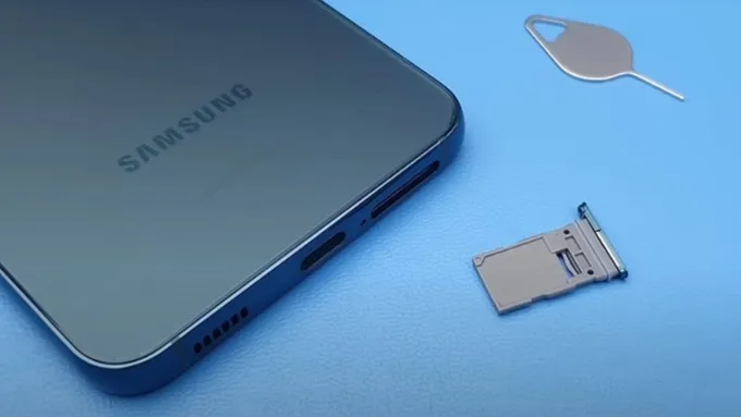 Samsung Galaxy S26 Plus có thể được trang bị 2 khe nano-SIM vật lý hoặc cấu hình 1 nano-SIM kết hợp eSIM