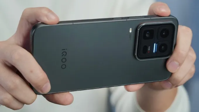 iQOO 15 Ultra đi theo phong cách mạnh mẽ đặc trưng của dòng máy hiệu năng