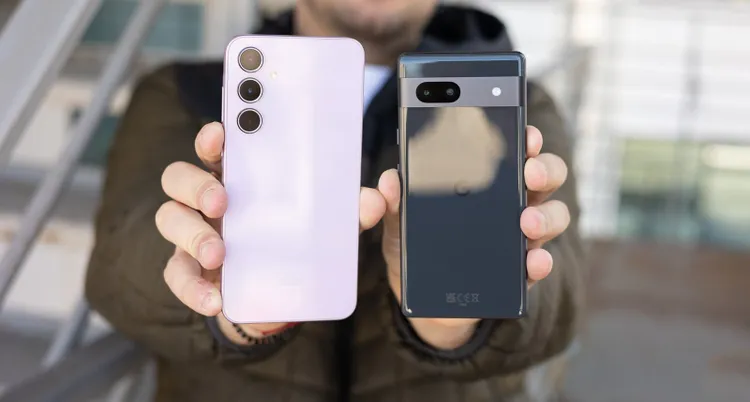 Không có thay đổi nhiều về mặt thiết kế trên hai điện thoại Galaxy A35 và Pixel 7a so với thế hệ tiền nhiệm
