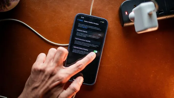 Nguyên nhân iOS 26 báo sạc chậm trên iPhone