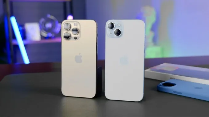 Ngoài cụm camera, thiết kế của cả hai thiết bị có nhiều nét tương đồng