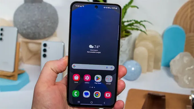 Khả năng hiển thị: Google Pixel 9a và Samsung S24 FE
