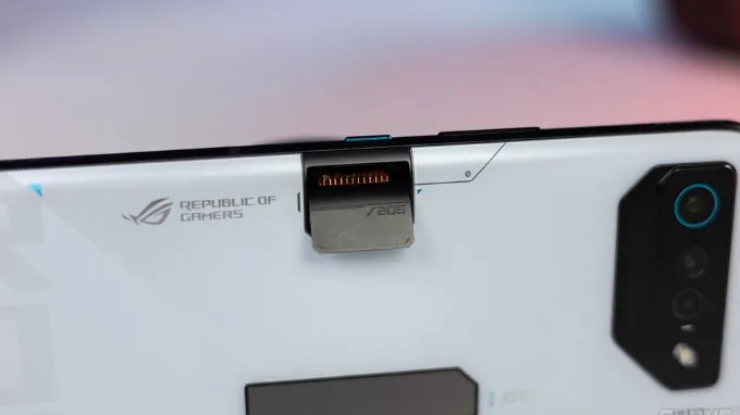 ROG Phone 7 có khe quạt làm mát cực kỳ ấn tượng