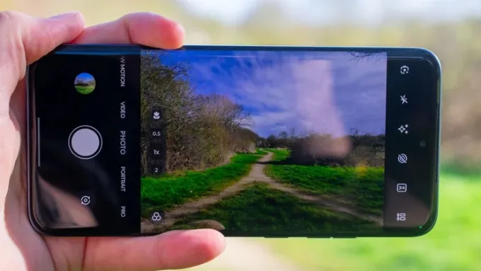 Motorola cân bằng hơn giữa chất lượng ảnh và tính ổn định khi quay phim