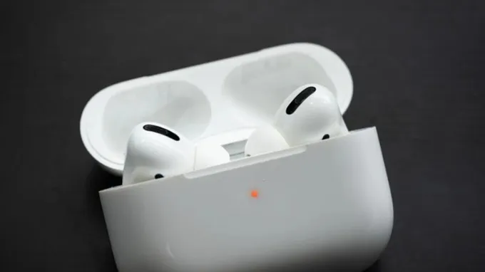 Đèn LED đỏ hoặc cam: Tai nghe đang trong quá trình sạc và dung lượng pin