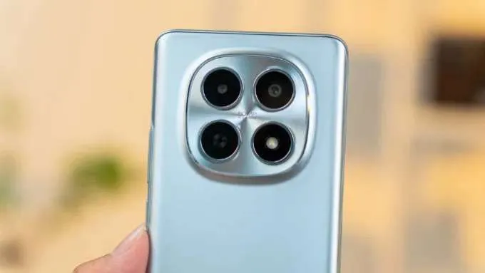 Redmi Note 15 5G trang bị cụm camera kép với cảm biến chính Light Hunter 400 50MP