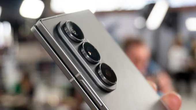 So sánh Google Pixel 10 Pro Fold và Galaxy Z Fold 7 về camera