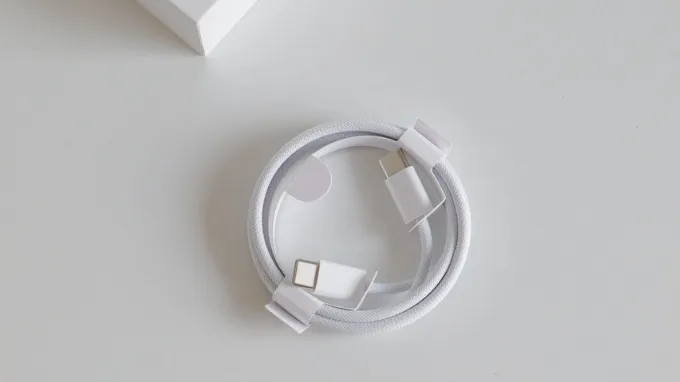 Cận cảnh dây cáp USB-C bọc vải xịn sò của iPhone 15 Pro Max