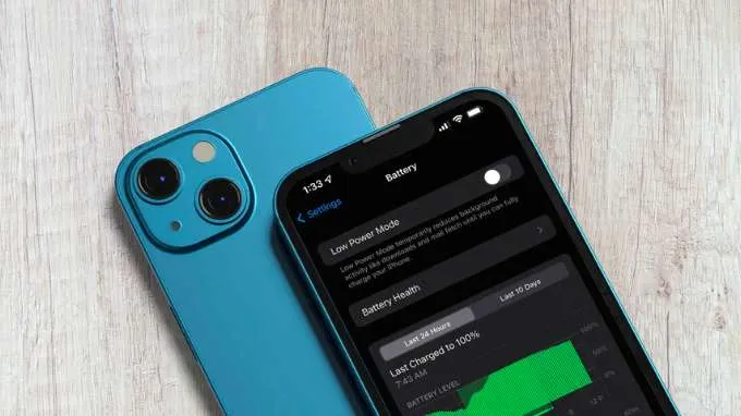 So sánh pin sạc của iPhone 13 và Galaxy A54 5G