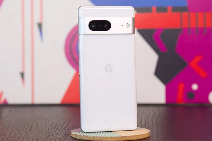 Điện thoại Google Pixel 7 giữ nguyên thiết kế mặt kính bóng bẩy