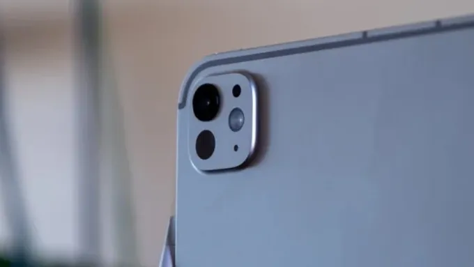 iPad Pro M5 sở hữu cảm biến sau 12MP kèm ToF hỗ trợ quay video 4K60, cho chất lượng ảnh và màu sắc trung thực