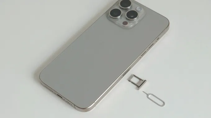 Khay đựng SIM trên phiên bản iPhone 15 Pro Max VN/A chính hãng