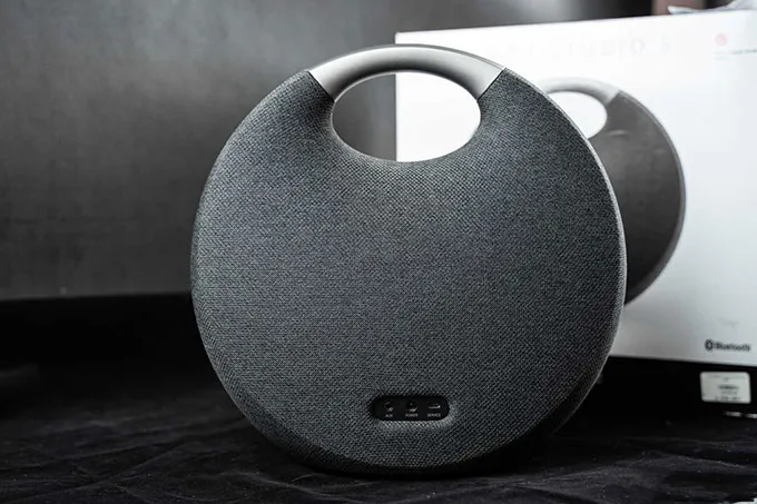 So sánh loa bluetooth Harmon Kardon Onyx Studio 5 và 6 mặt lưng