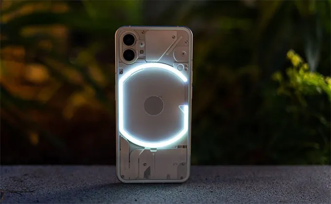 Nothing Phone gây chú ý với mặt lưng độc đáo