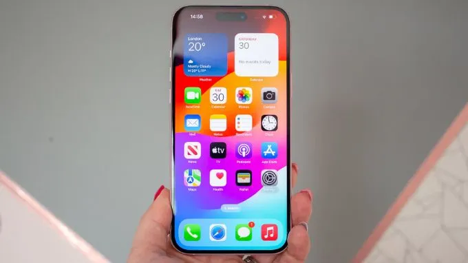 Màn hình MicroLED sắc nét kết hợp cùng phần notch Dynamic Island tiện lợi