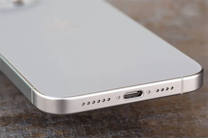 iPhone 15 Pro Max 512GB sử dụng cổng USB-C