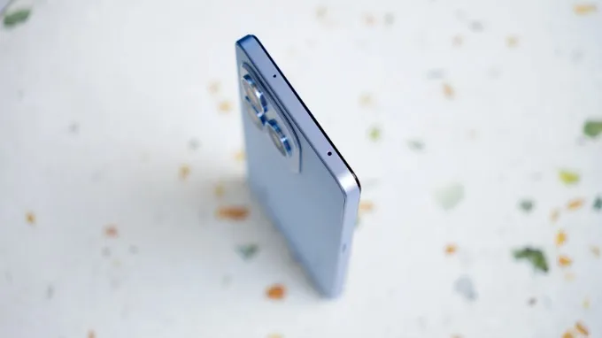 Thân máy chỉ dày 7.5 mm và nặng khoảng 188 gram