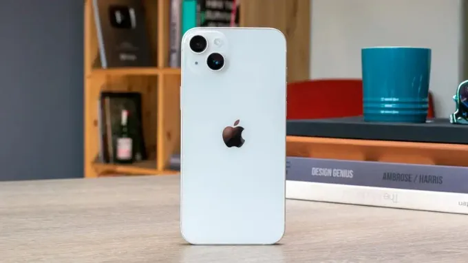 iPhone 14 Plus là mẫu iPhone cho học sinh cấp 3 vô cùng đáng đồng tiền bát gạo