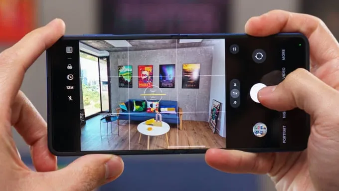 Cụm camera trên Galaxy Z Flip 8 gồm hệ thống 3 camera đa năng