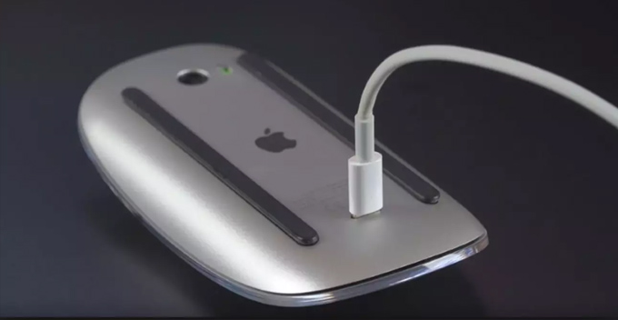 Apple Magic Mouse 2 dùng cổng Lightning để sạc rất tiện lợi