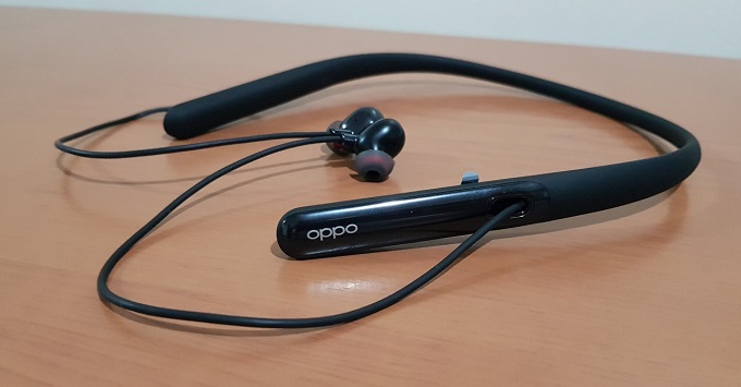 Oppo Enco Q1 có thiết kế lớn nên được trang bị nhiều tính năng