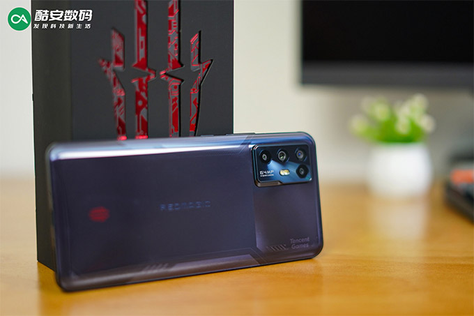 Red Magic 6R sở hữu ngoại hình sang trọng với cụm camera hình chữ nhật độc đáo